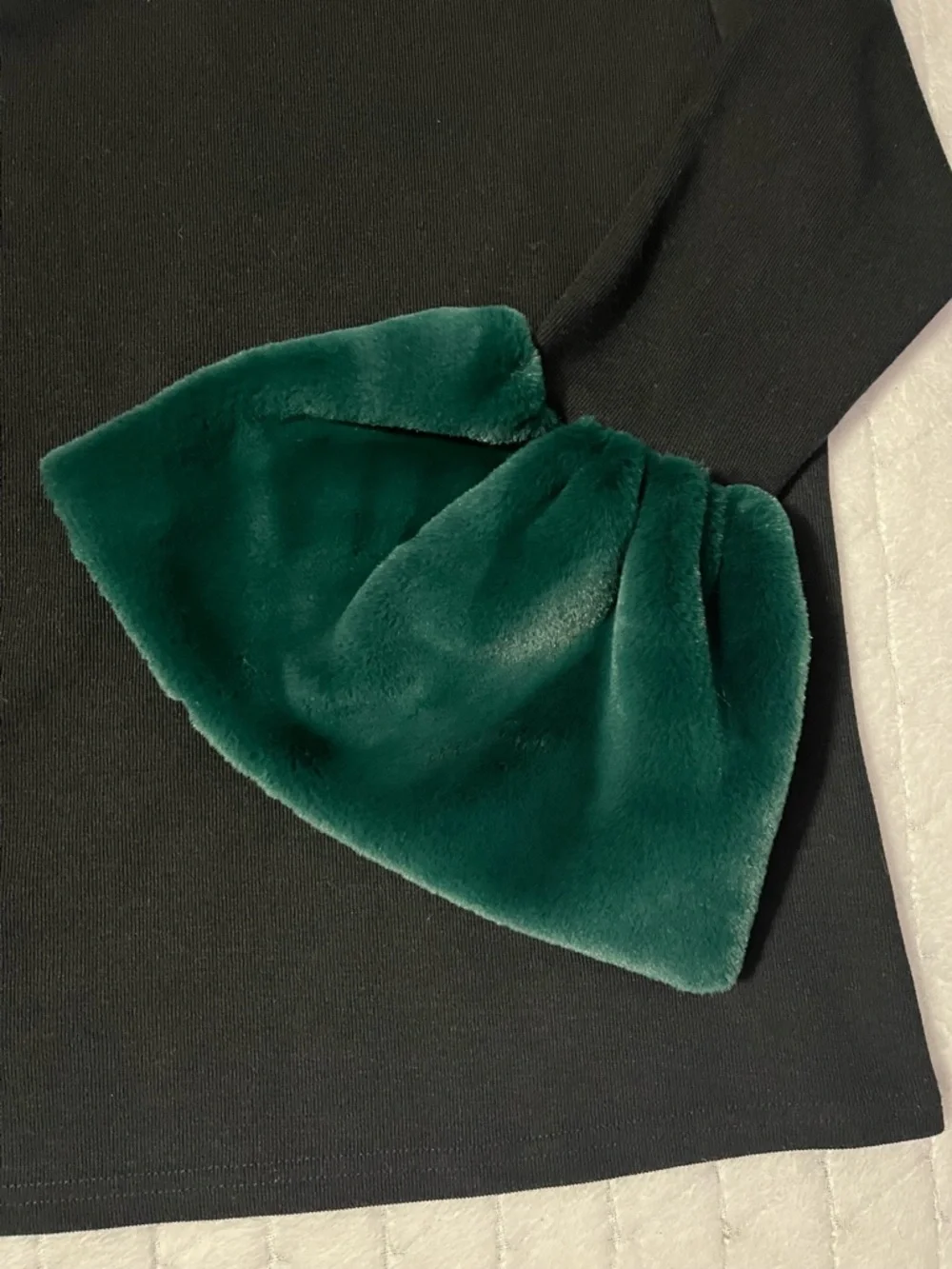 H Squared BEULAH Black Crew Neck Top with Emerald Velvet Bell Sleeves Sz M - Picture 4 of 8